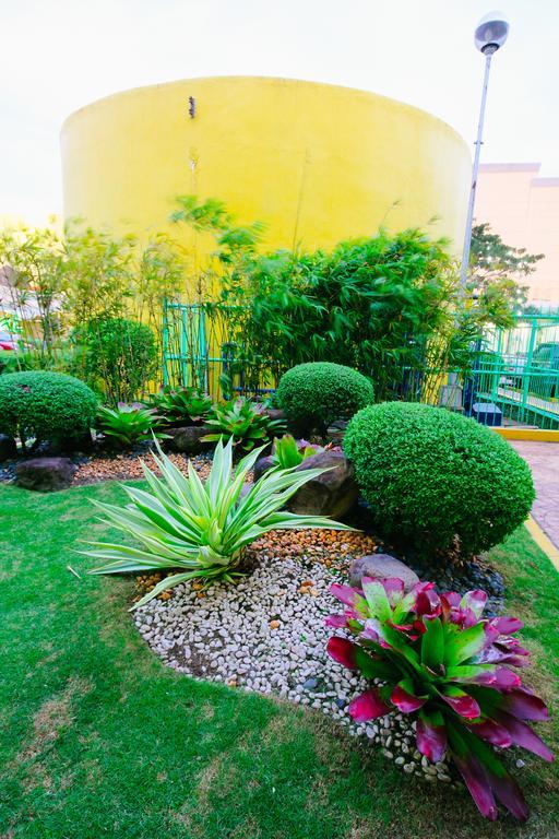 Go Hotels Bacolod Exteriör bild