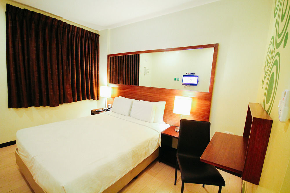 Go Hotels Bacolod Exteriör bild