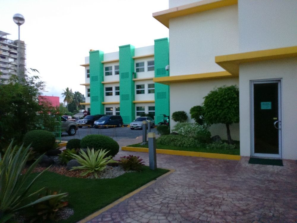 Go Hotels Bacolod Exteriör bild