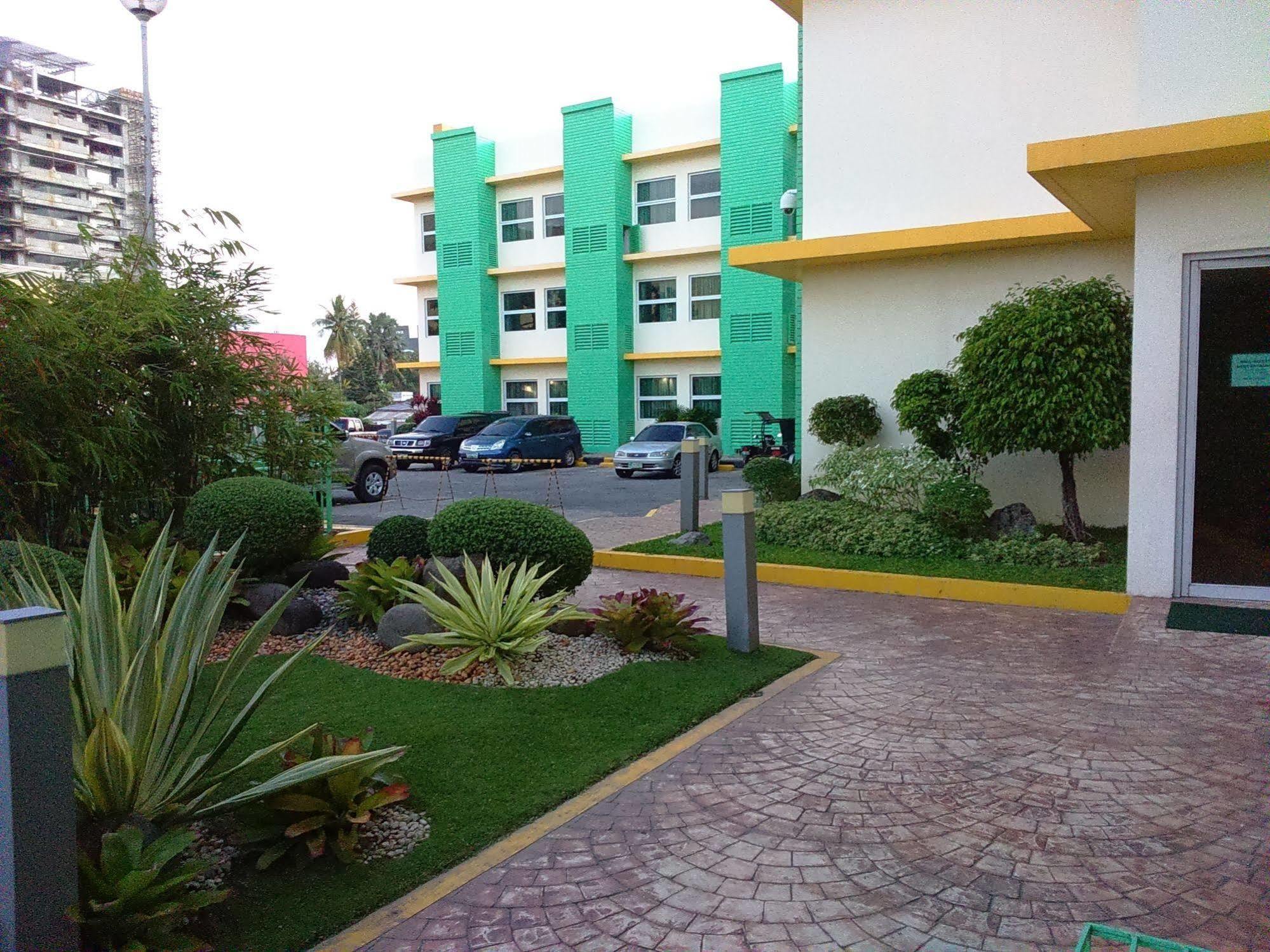 Go Hotels Bacolod Exteriör bild